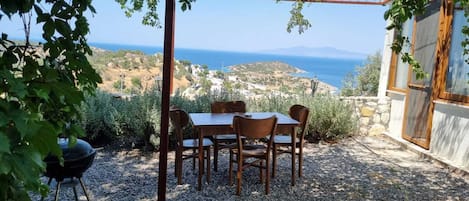 Suíte estúdio panorâmica, 1 cama Queen e sofá-cama, vista para o mar, ao lado da montanha | Terraço/pátio