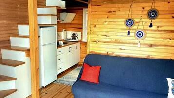 Deluxe chalet, 1 queensize bed met slaapbank, uitzicht op bergen, uitzicht op gebergte | 1 slaapkamer, individueel gedecoreerd, individueel gemeubileerd