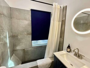 Dusche, Haartrockner, Handtücher, Seife