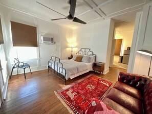 Iron/ironing board, free WiFi, bed sheets - Comfy Hideaway: Easy World Cup Access, Walk 2 Dine (Houston)
