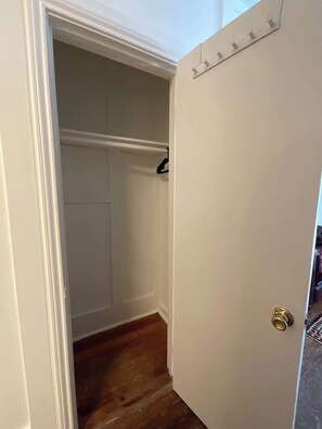 Interior - Comfy Hideaway: Easy World Cup Access, Walk 2 Dine (Houston)