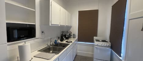 Geladeira, micro-ondas, fogão, cooktop