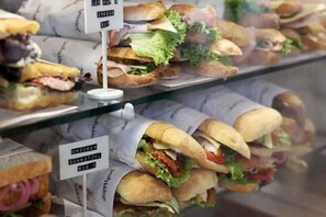 Comida y bebida