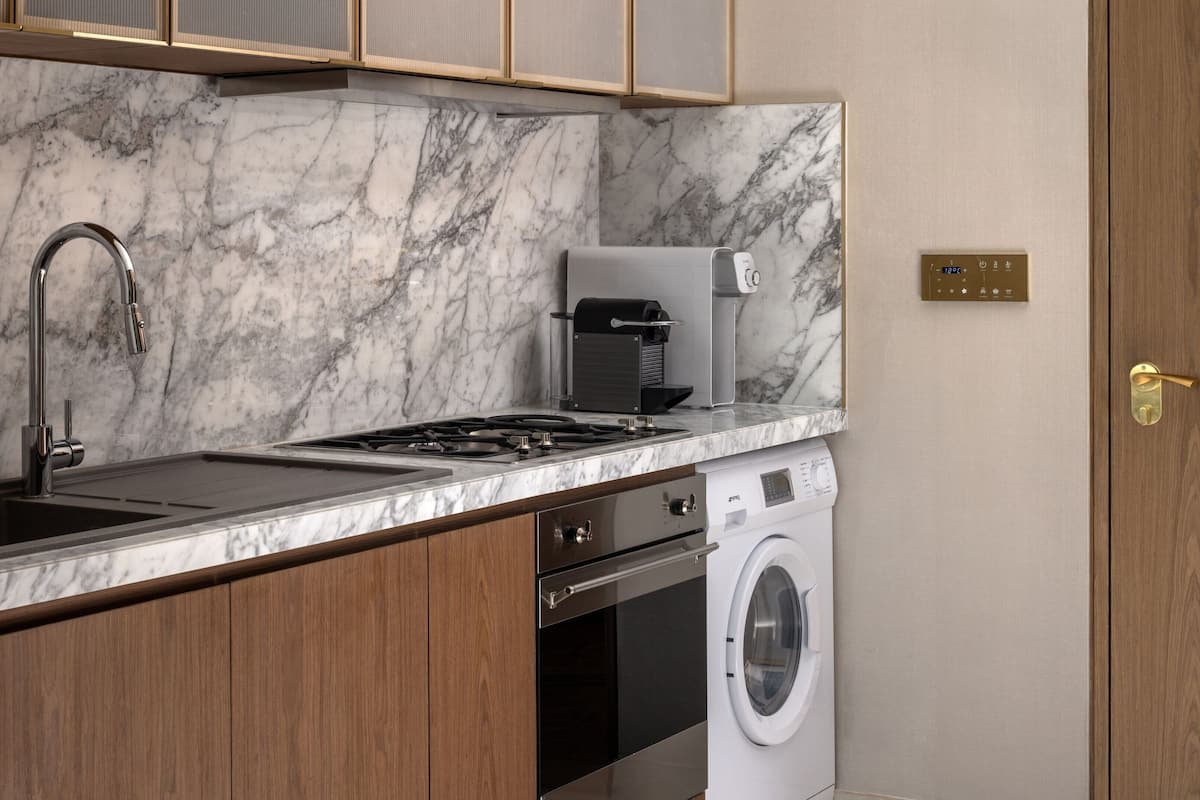 Réfrigérateur grande capacité avec congélateur, four à micro-ondes