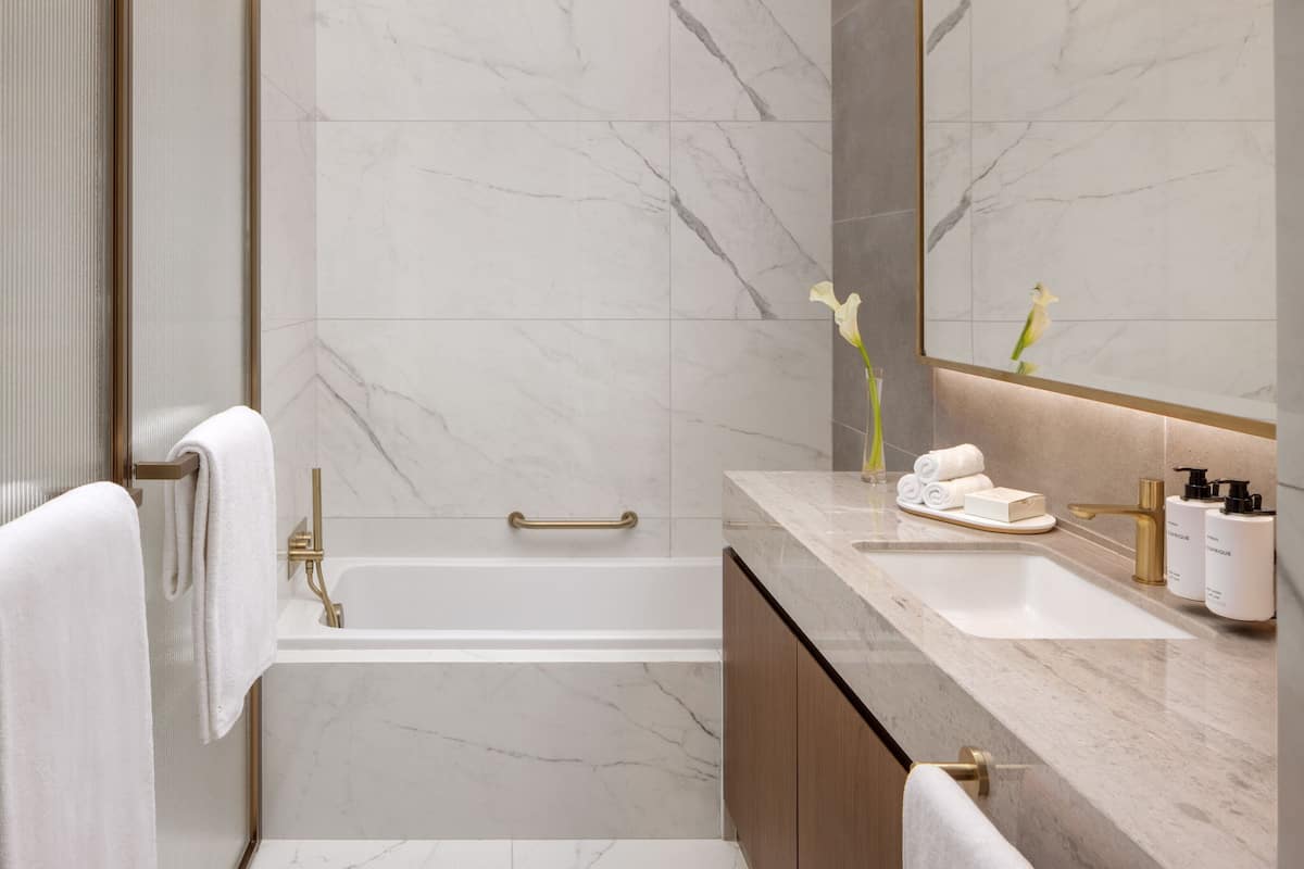 Bañera y ducha independientes, cabezal de ducha con hidromasaje