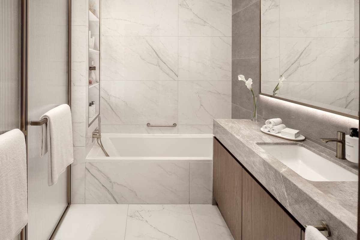 Bañera y ducha independientes, cabezal de ducha con hidromasaje