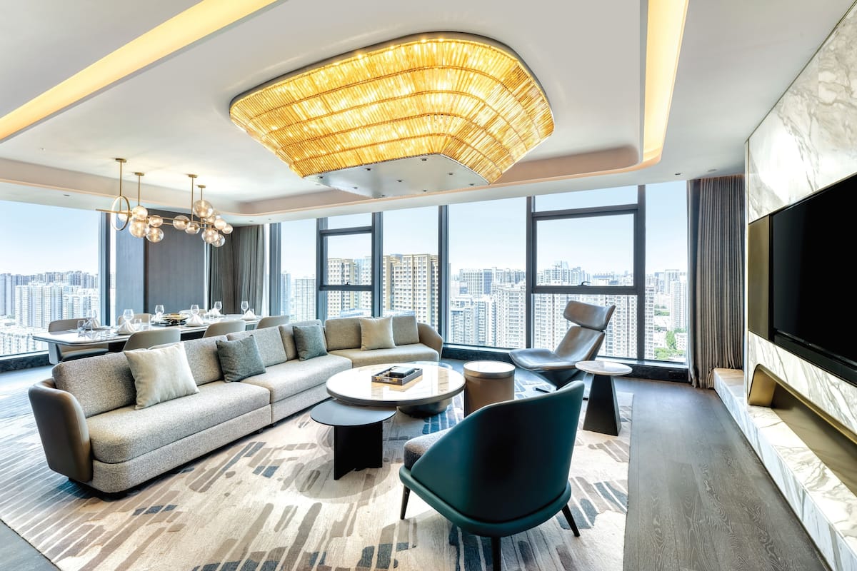 Premium bedding, down comforters, minibar, in-room safe