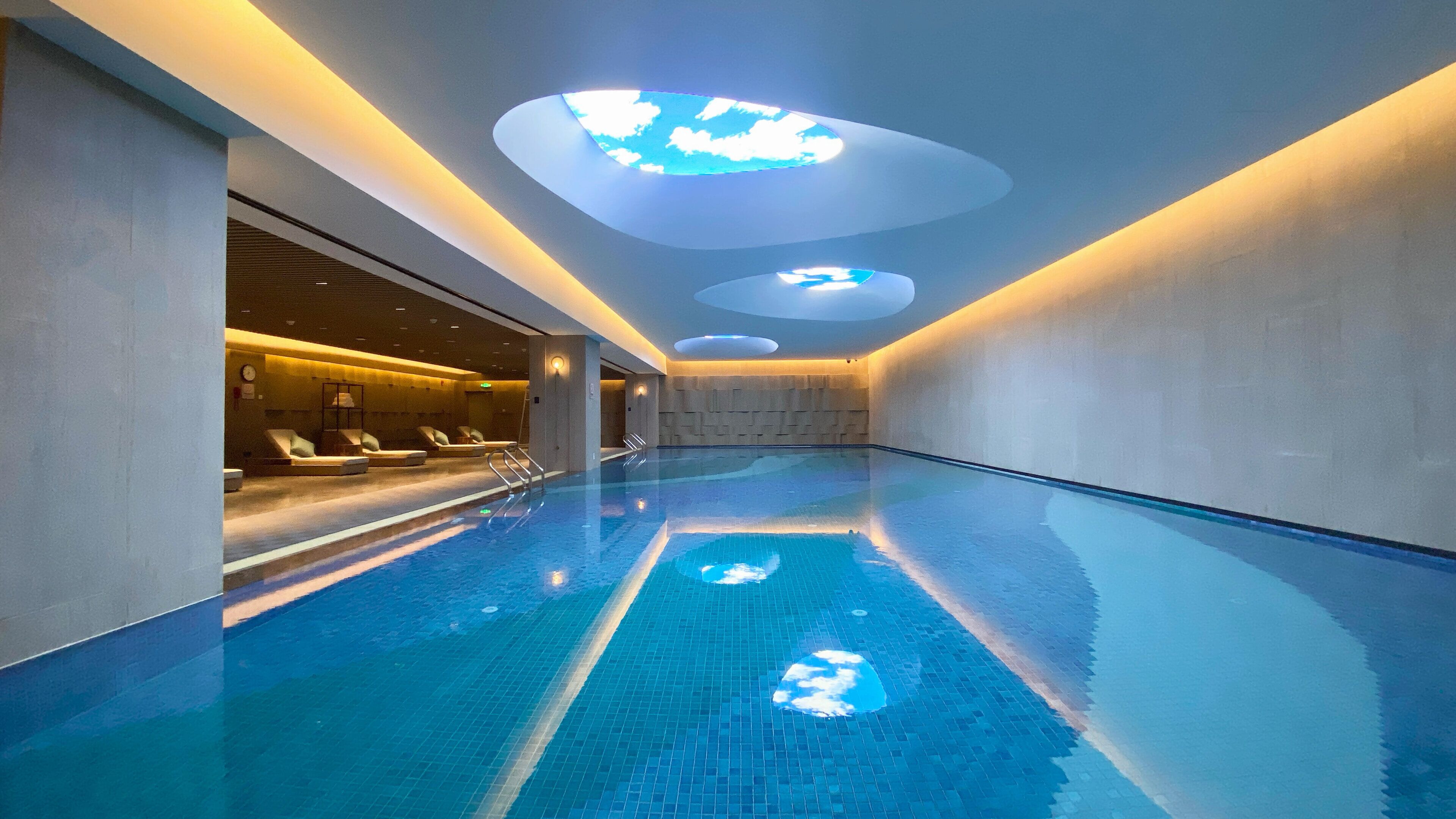 Una piscina techada, guardavidas en la propiedad