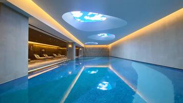 Una piscina techada, guardavidas en la propiedad