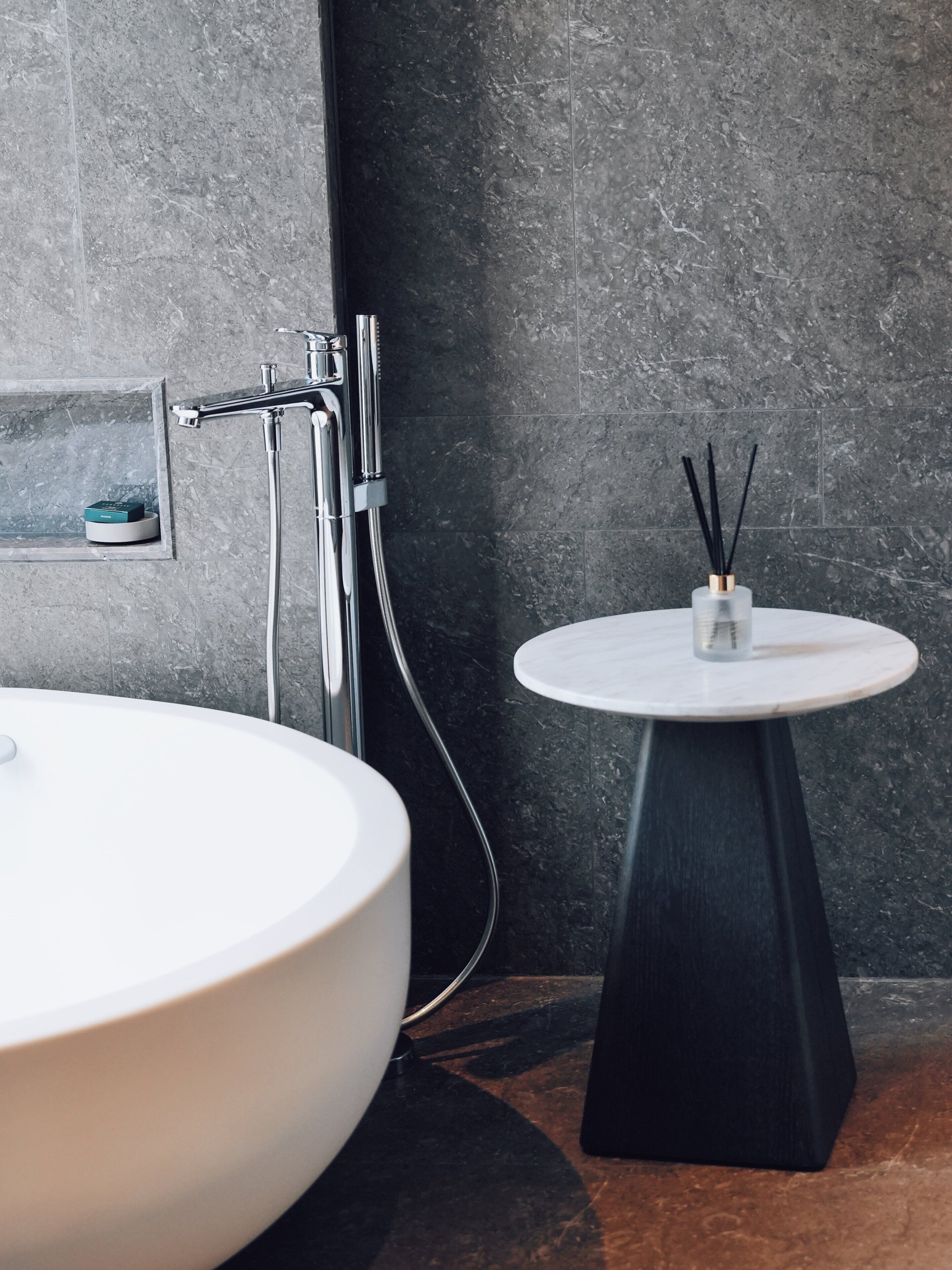 Premium-Zimmer, 1 King-Bett, Badewanne (Lounge Access) | Hochwertige Bettwaren, Daunenbettdecken, Minibar, Zimmersafe