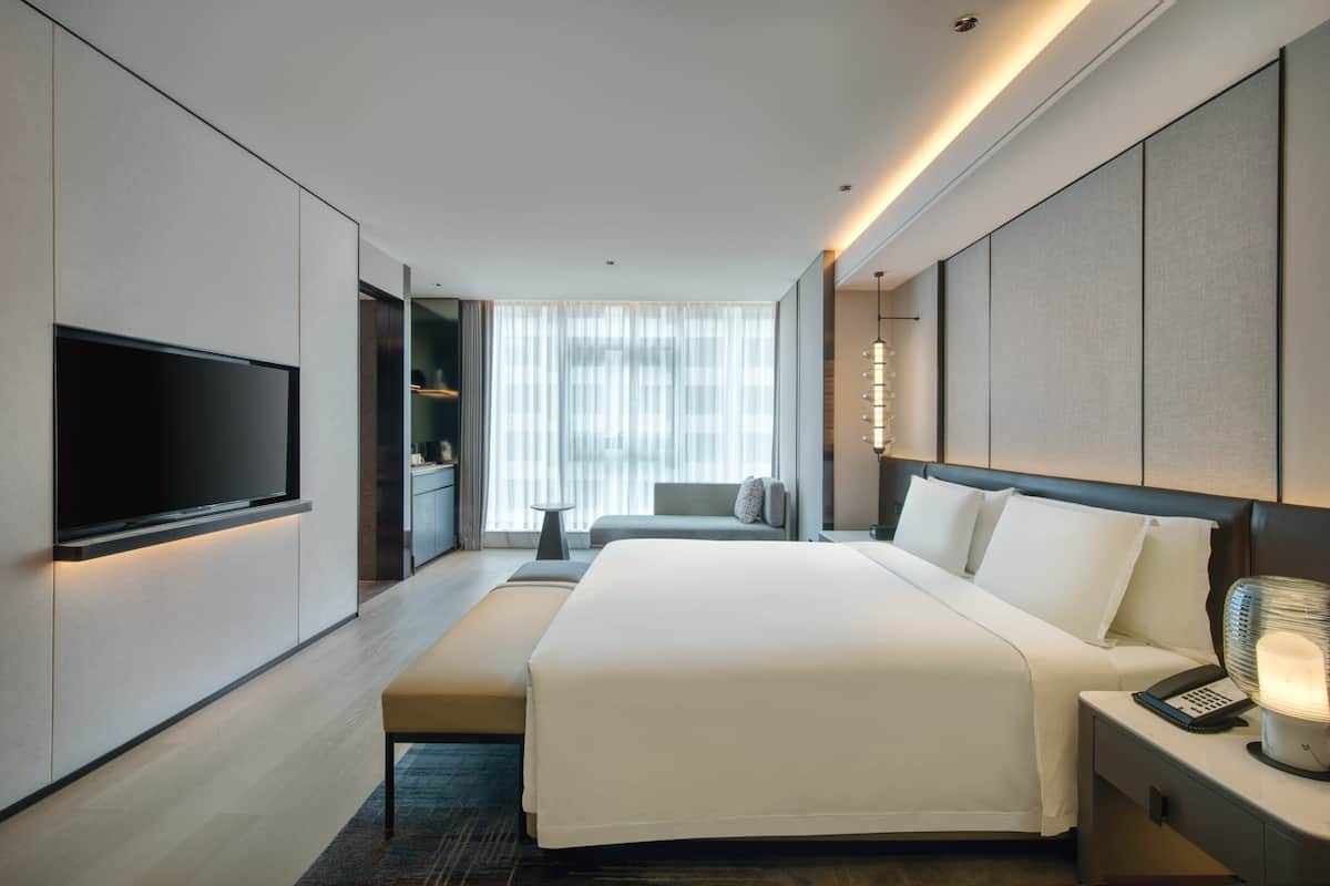 Premium-Zimmer, 1 King-Bett, Badewanne (Lounge Access) | Hochwertige Bettwaren, Daunenbettdecken, Minibar, Zimmersafe