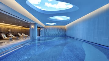 Indendørs pool, livreddere på stedet
