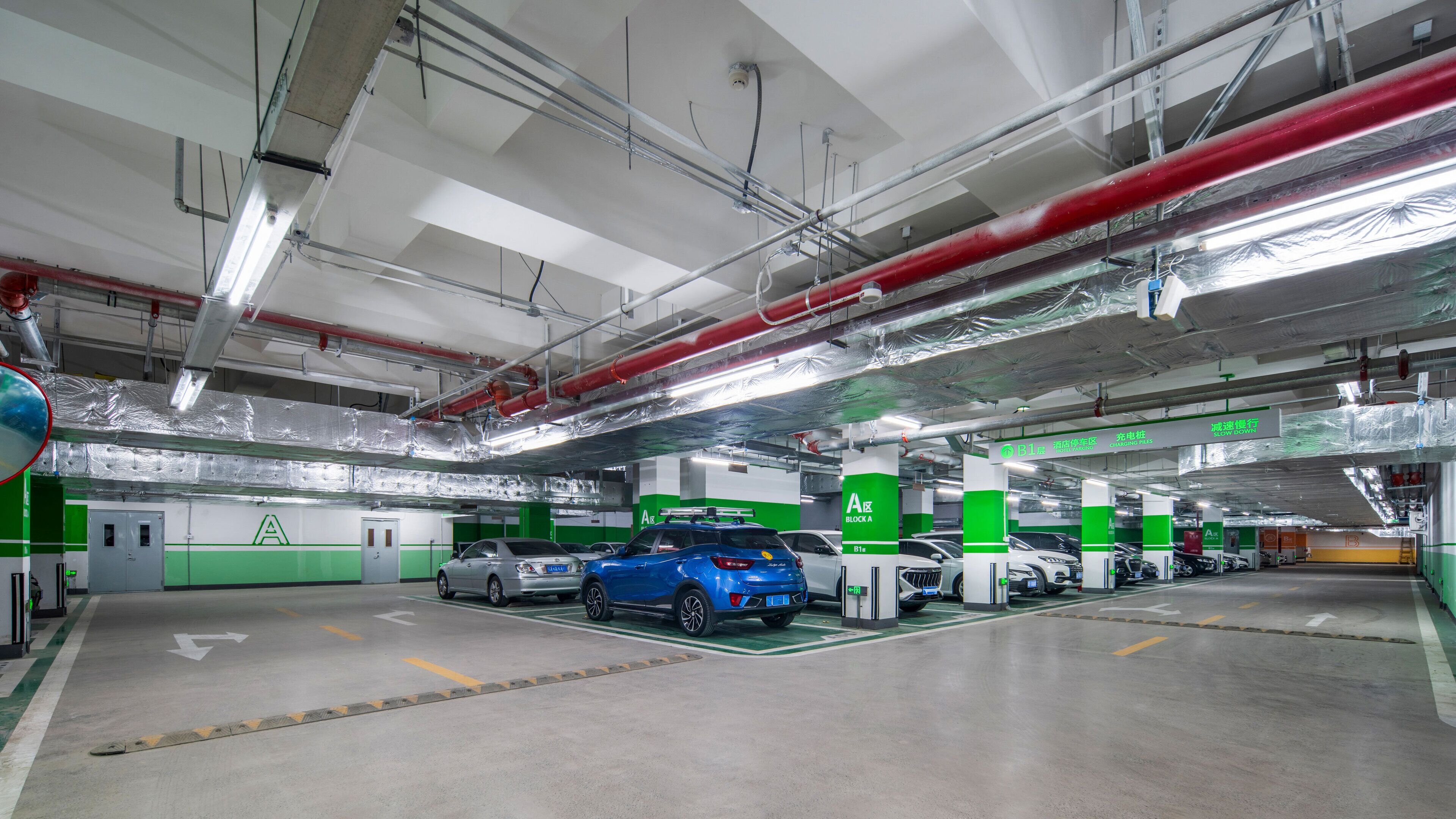 Eine mehrgeschossige Parkgarage mit deutlich markierten Parkfeldern und Richtpfeilen auf dem Boden.