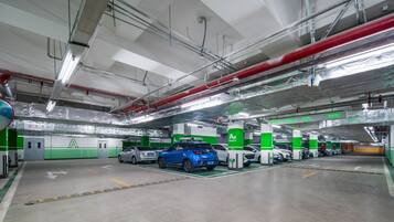 Eine mehrgeschossige Parkgarage mit deutlich markierten Parkfeldern und Richtpfeilen auf dem Boden.