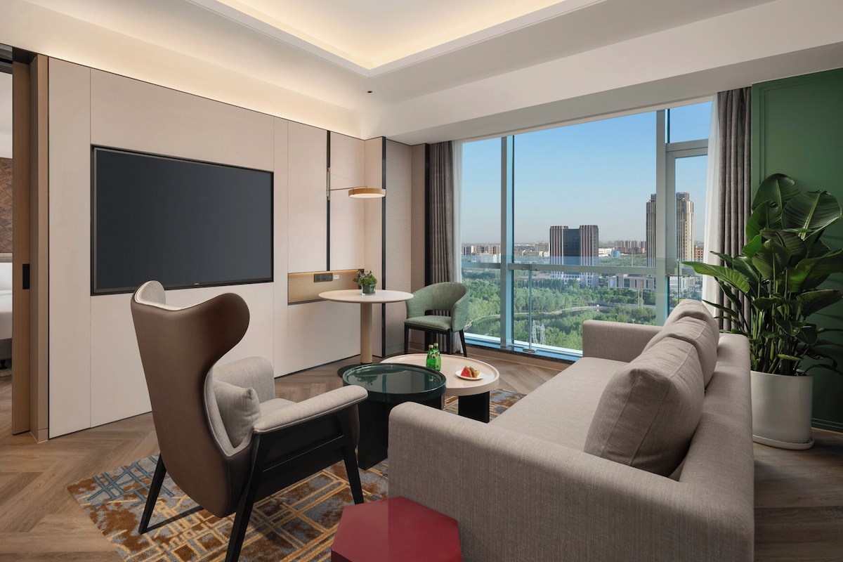 Business Suite, 1 King Bed | Minibar (some free items), in-room safe, blackout drapes, soundproofing