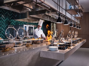 Daily buffet breakfast (CNY 108 per person)