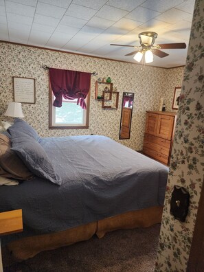 2 bedrooms, desk, iron/ironing board, free WiFi