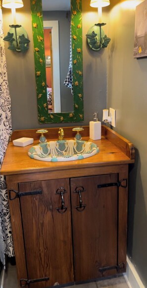 ヘアドライヤー、タオル、石鹸、トイレットペーパー