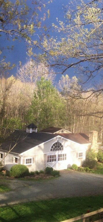 Horses and an adjoining secluded cottage overlooking pastures. Private entrance
