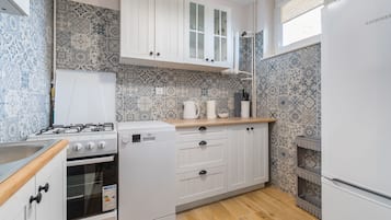 Classic Apartment | Private kitchen | Fridge, oven, stovetop, dishwasher