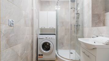 Classic Apartment | Bathroom | Shower, rainfall showerhead, hair dryer, towels