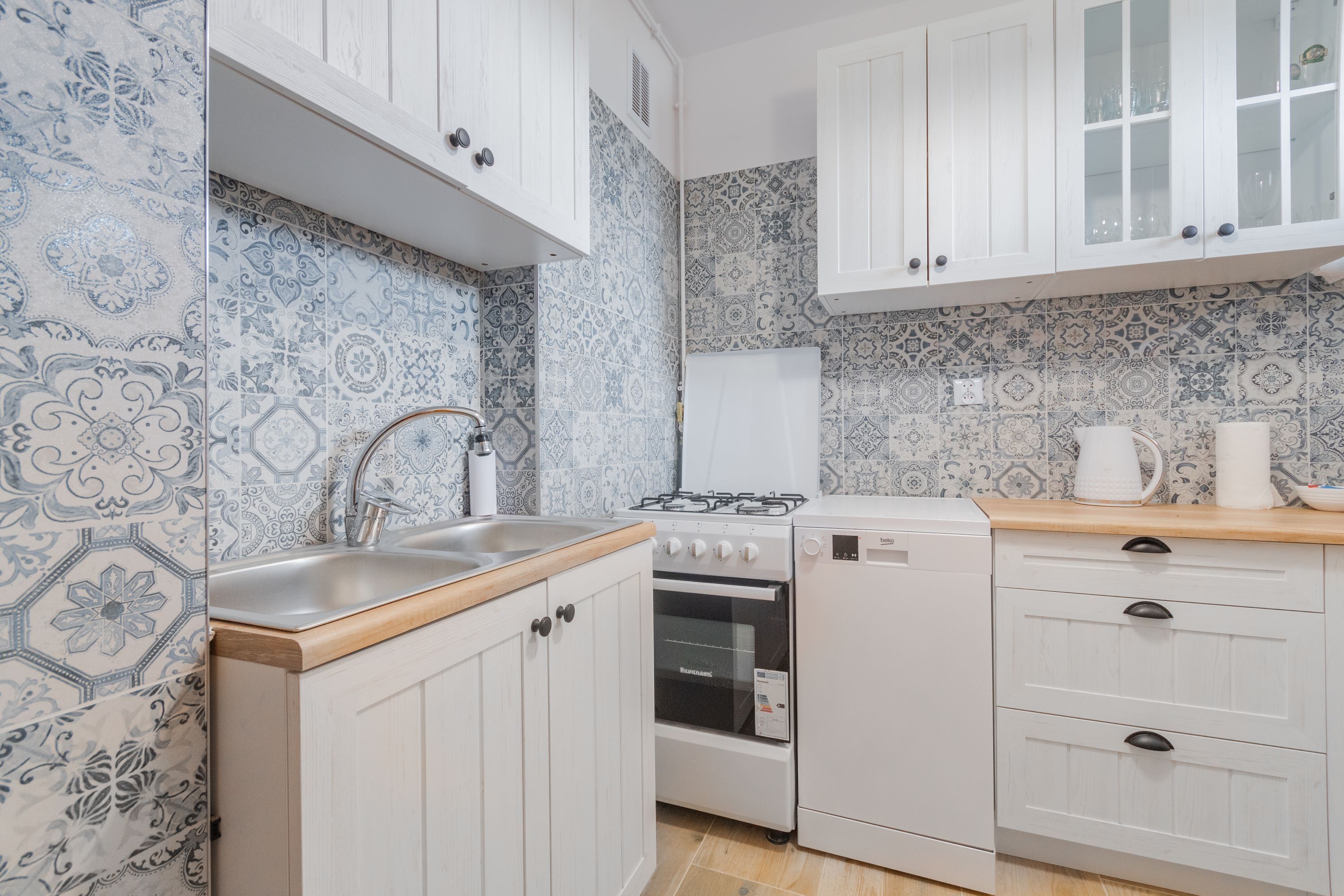 Căn hộ phong cách cổ điển | Bếp riêng | Tủ lạnh, lò nướng, bếp nấu, máy rửa bát 