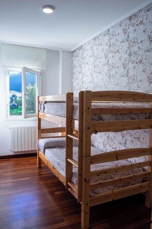 2 quartos, ferros/tábuas de passar roupa, berço de viagem