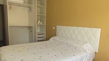2 bedrooms, iron/ironing board, travel cot, free WiFi