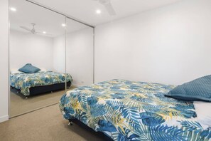 2 dormitorios, escritorio, tabla de planchar con plancha y wifi