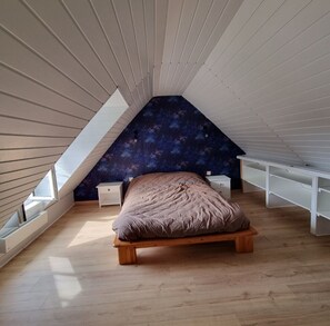 2 slaapkamers, een strijkplank/strijkijzer, reisbedje