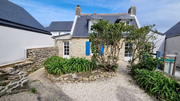 A stone house with a gravel driveway and a garden with various plants. - Real Fisherman's house, Close to beach, port and windsurfing (Penmarc'h)