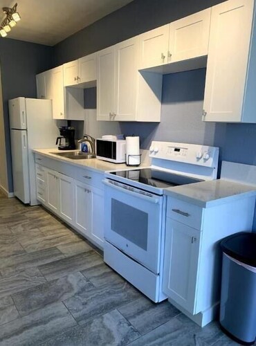 Apt L-Downtown 2 bedroom apartment.
