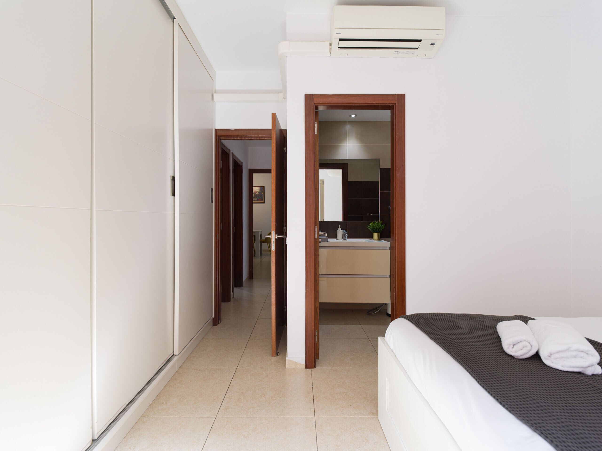 3 slaapkamers, een strijkplank/strijkijzer, gratis wifi, beddengoed