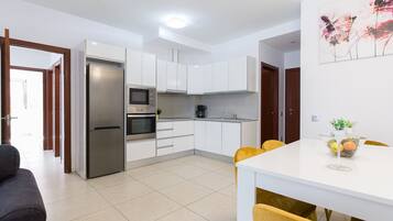 Een koelkast, een magnetron, een oven, een vaatwasser