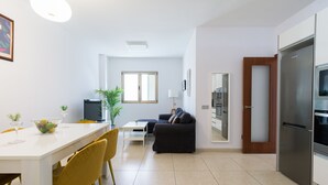 Un apartamento moderno con comedor, sala de estar y cocina.