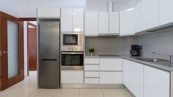 Een koelkast, een magnetron, een oven, een vaatwasser