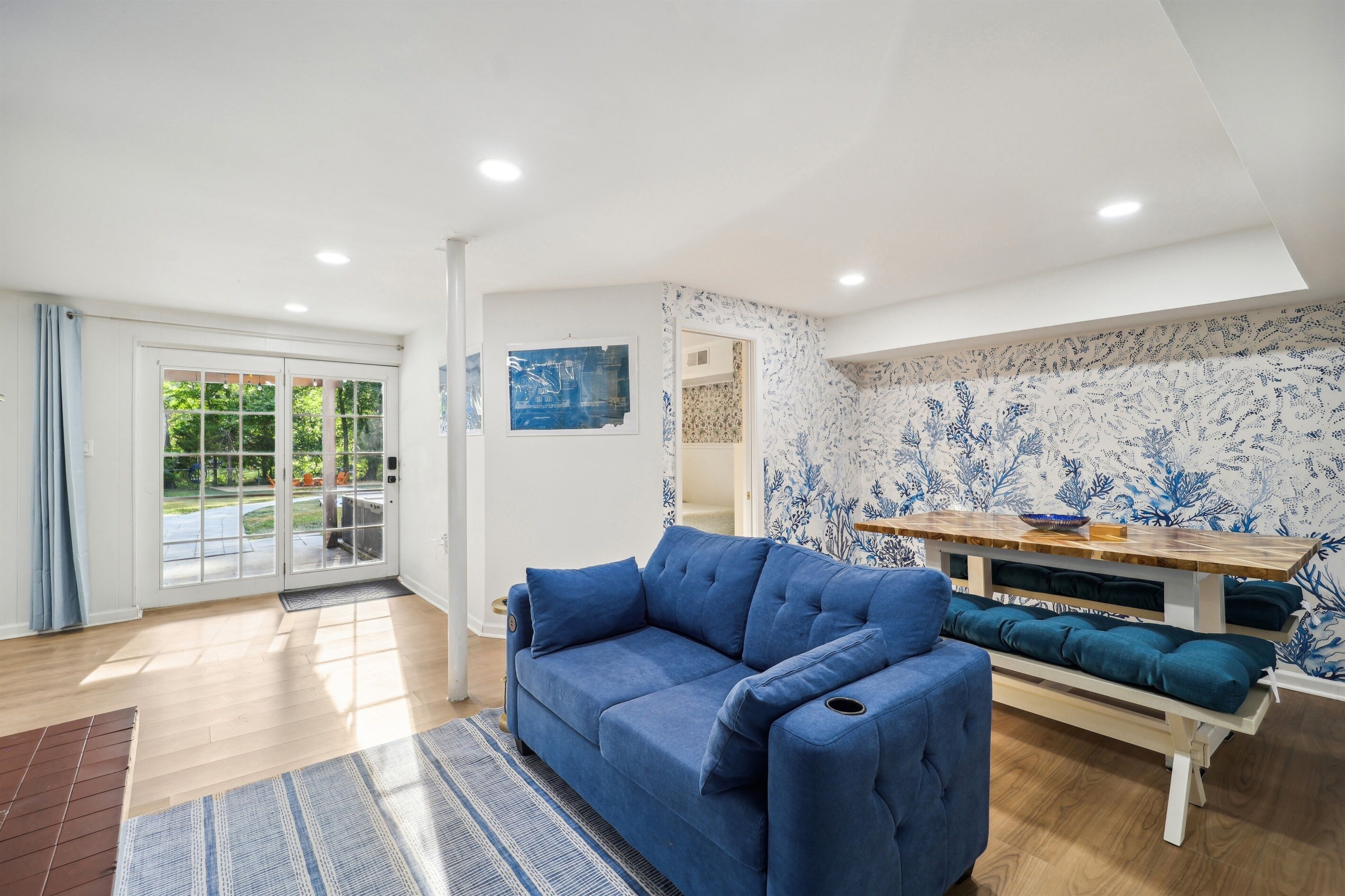 Smart TV, caminetto, libri