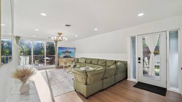 Smart TV, caminetto, libri