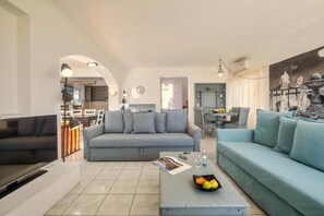 Smart TV, books - Villa Nikolitsa with privet beach (Megara)
