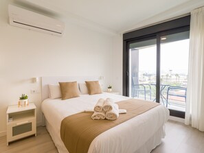 Tabla de planchar con plancha, wifi gratis y ropa de cama 