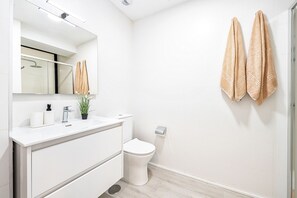 Douche, sĂšche-cheveux, serviettes fournies