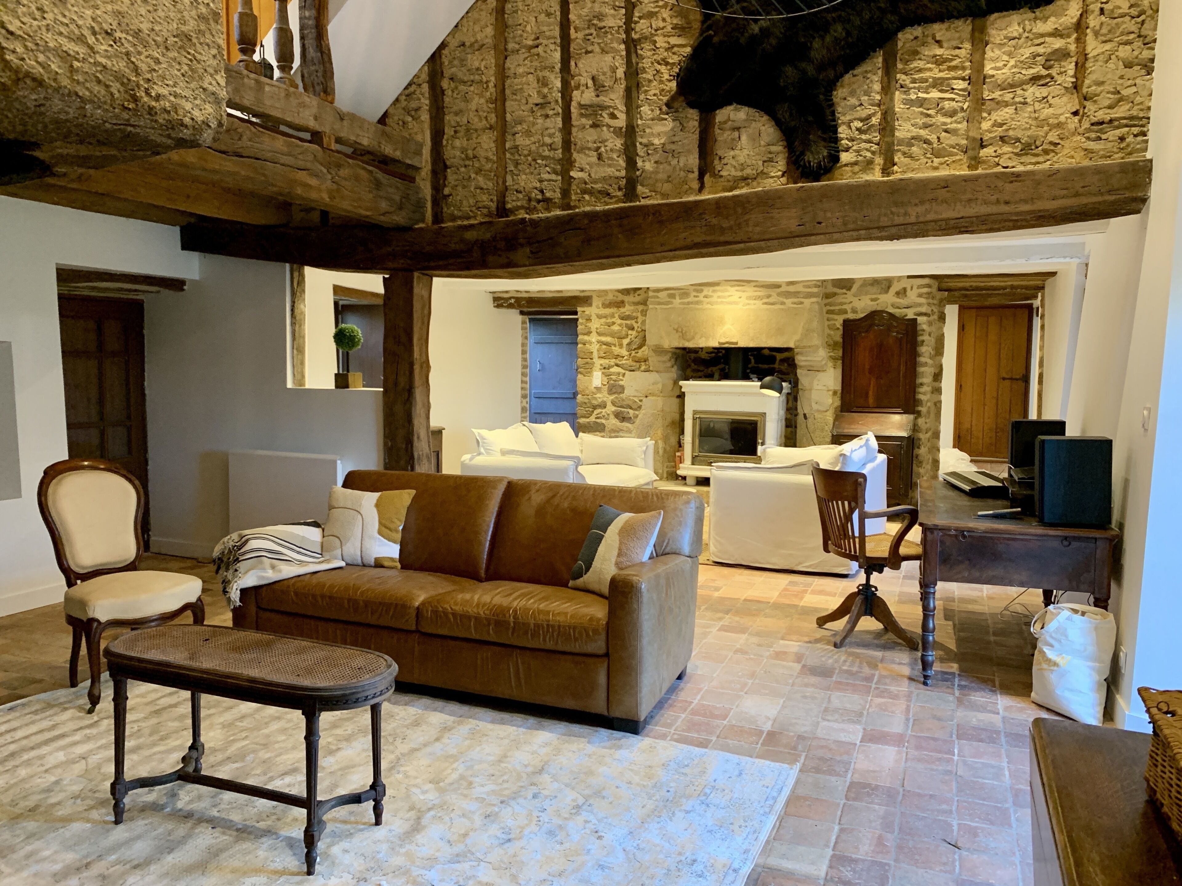 TV, DVD player, books, stereo