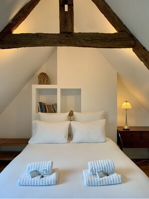 7 bedrooms, desk, iron/ironing board, travel crib