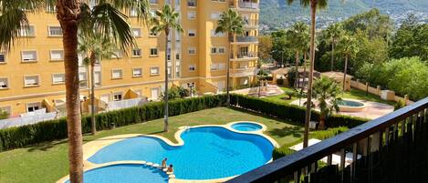 Una piscina al aire libre
