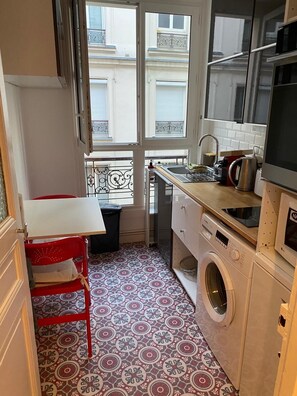 Réfrigérateur, micro-ondes, cafetière/bouilloire, grille-pain