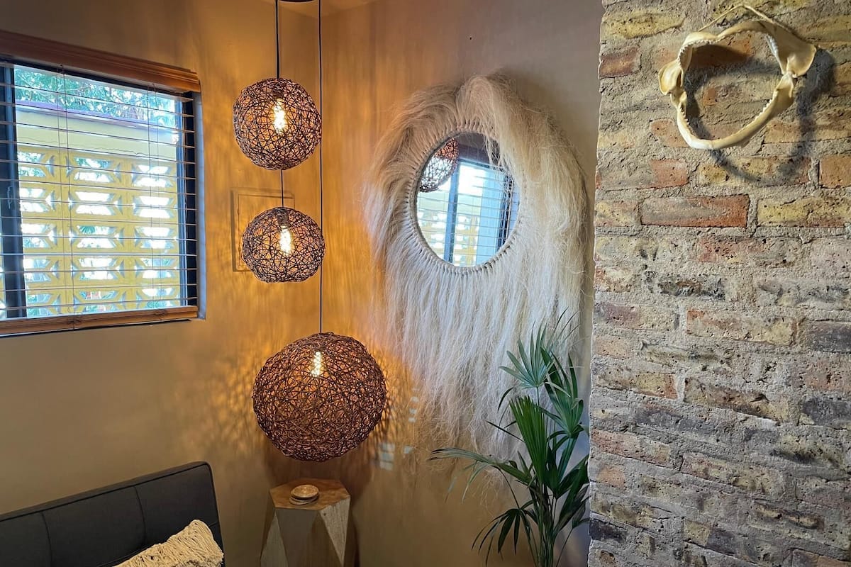 デザイン ロフト | リビング エリア | 薄型テレビ、Netflix、ストリーミングサービス