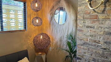 Loft de diseñador | Área de sala de estar | Televisión de pantalla plana, Netflix y servicios de streaming