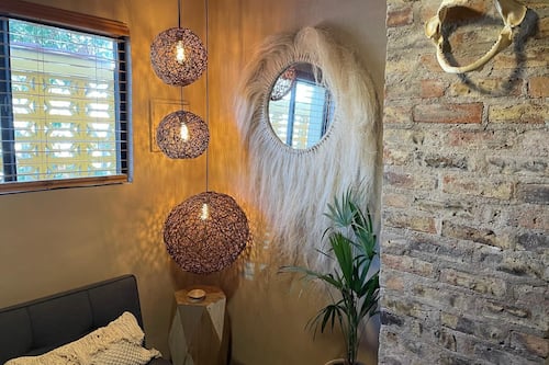 Loft de diseñador | Área de sala de estar | Televisión de pantalla plana, Netflix y servicios de streaming