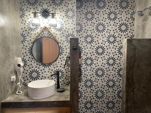 Loft de diseño | Baño | Secador de pelo y toallas