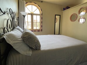 Apartamento tradicional | Cortinas opacas, tabla de planchar con plancha, wifi gratis